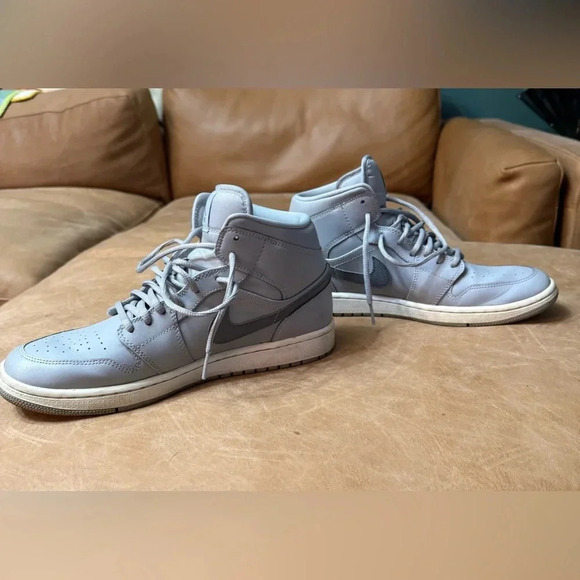 Jordan 1 Mid Wolf Gray Cool Men’s Size 10 Athletic Basketball Sneaker - Picture 9 of 11